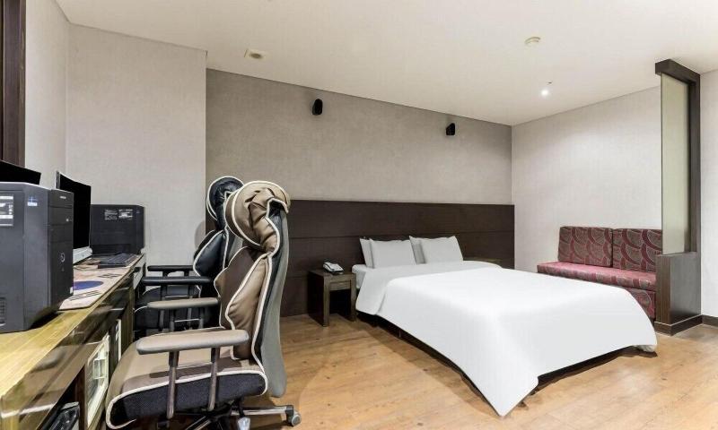 Bobos Hotel image