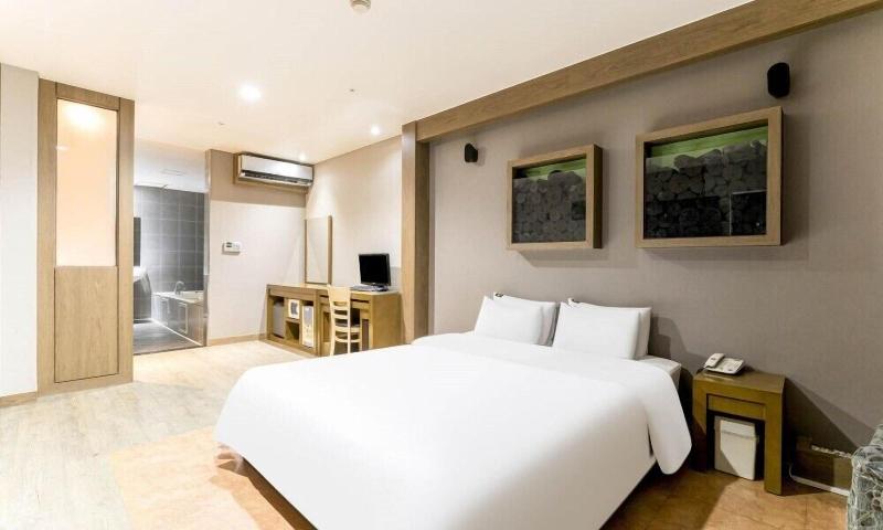 Bobos Hotel image