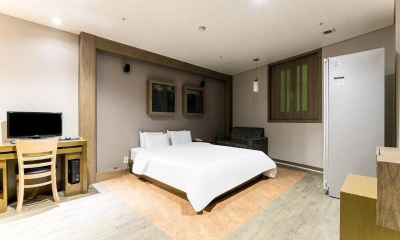 Bobos Hotel image