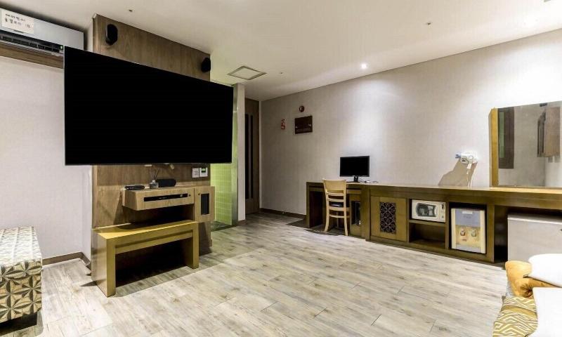 Bobos Hotel image