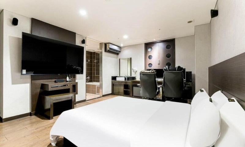 Bobos Hotel image