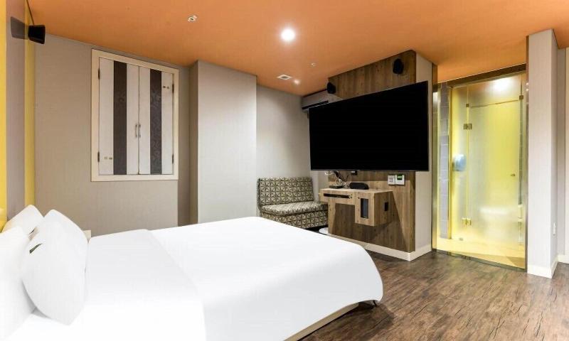 Bobos Hotel image