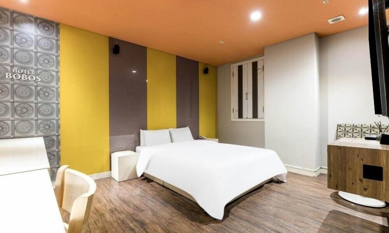 Bobos Hotel image