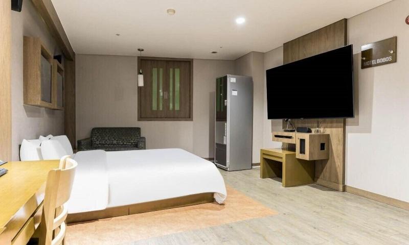 Bobos Hotel image