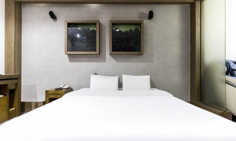 Bobos Hotel image