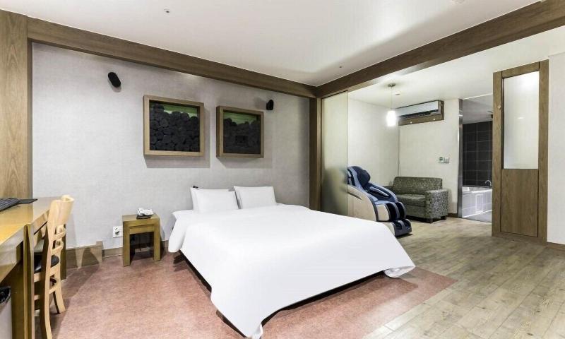 Bobos Hotel image