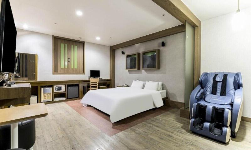 Bobos Hotel image