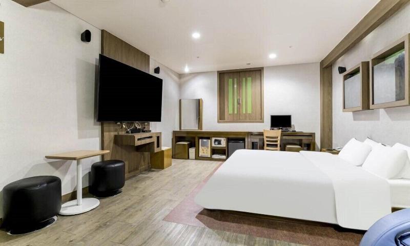 Bobos Hotel image