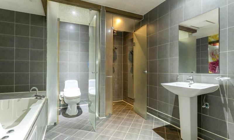 Bobos Hotel image