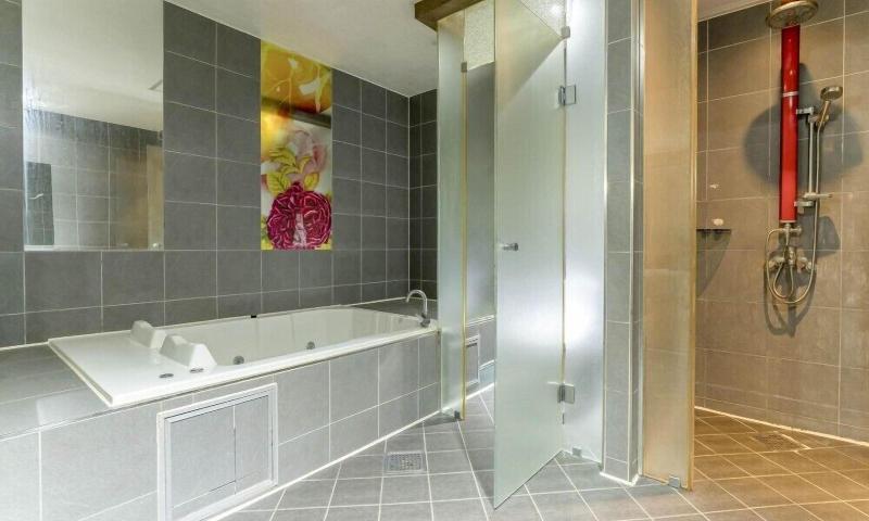 Bobos Hotel image
