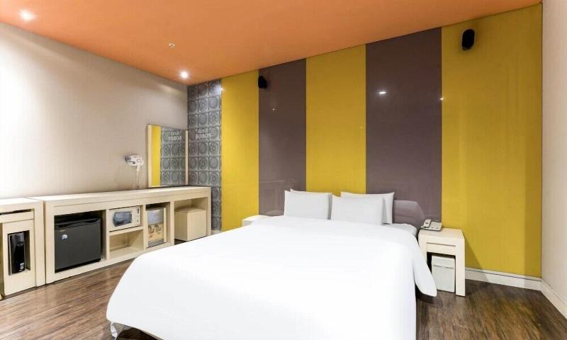 Bobos Hotel image