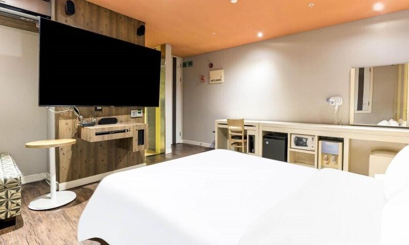 Bobos Hotel image