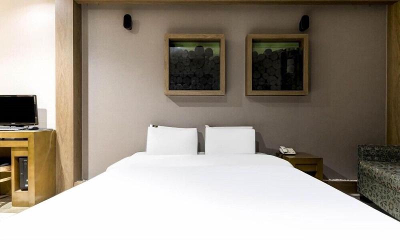 Bobos Hotel image