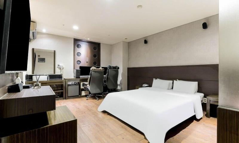 Bobos Hotel image