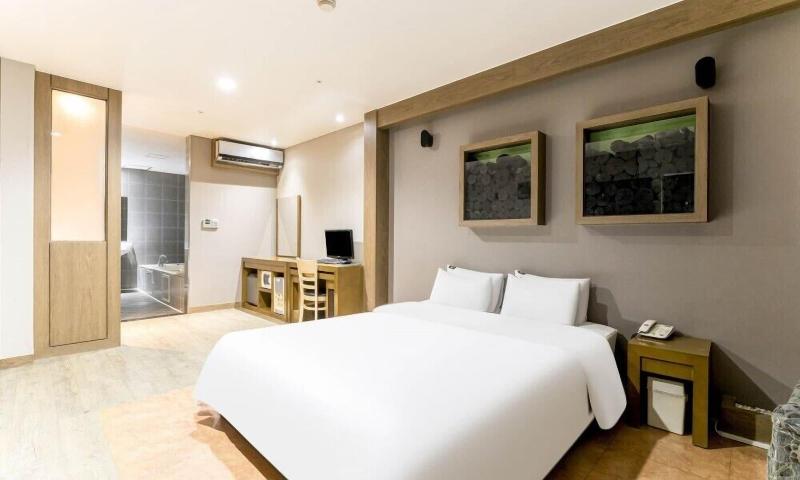 Bobos Hotel image