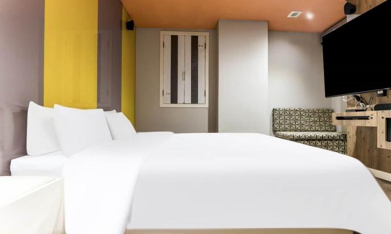 Bobos Hotel image