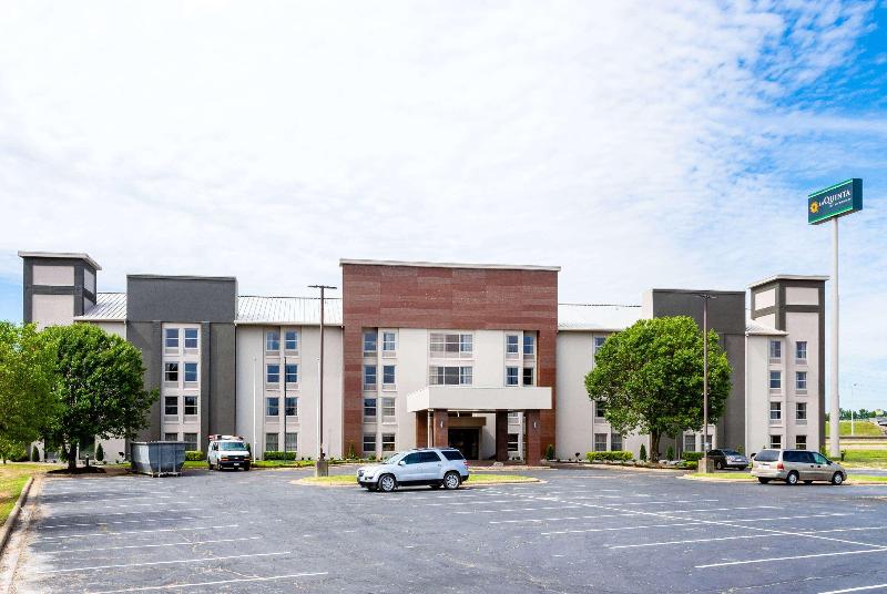 La Quinta Inn & Suites By Wyndham Jonesboro image