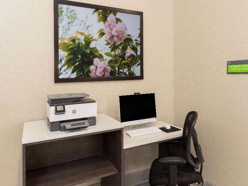 La Quinta Inn & Suites By Wyndham Jonesboro image
