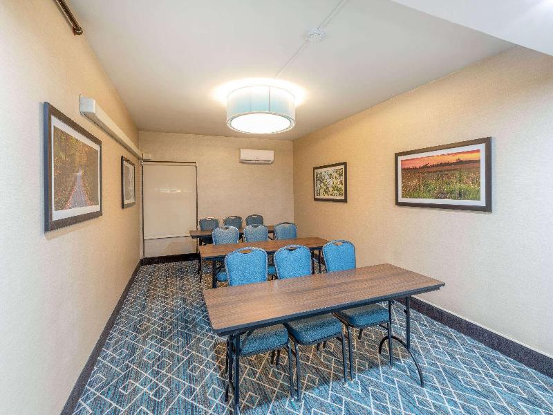 La Quinta Inn & Suites By Wyndham Jonesboro image