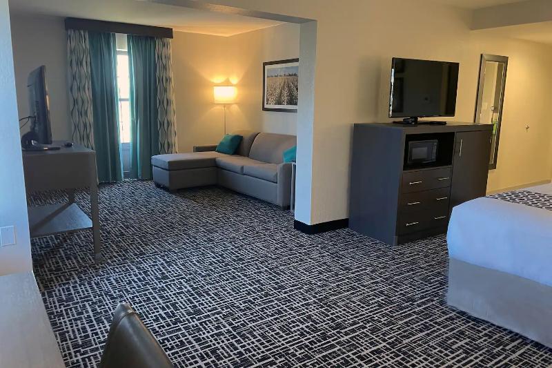 La Quinta Inn & Suites By Wyndham Jonesboro image