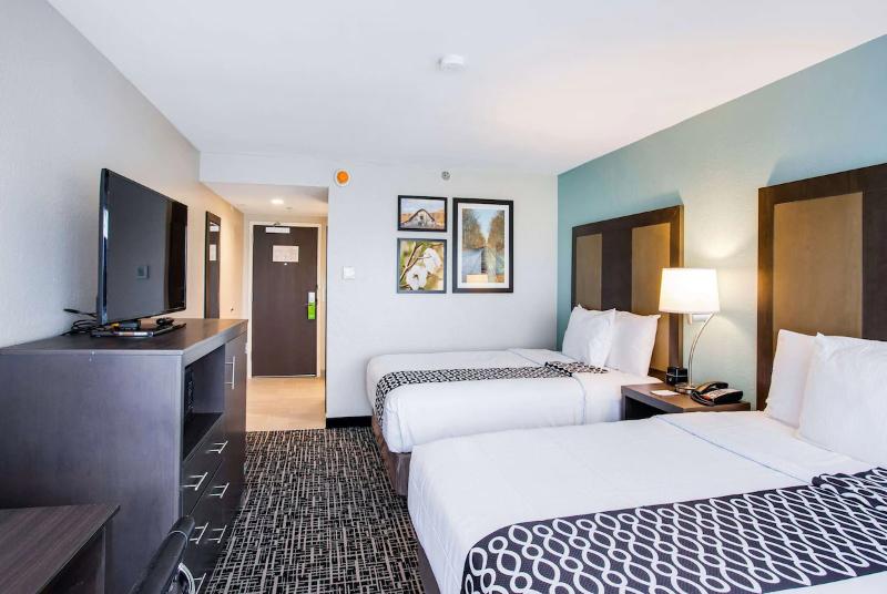 La Quinta Inn & Suites By Wyndham Jonesboro image
