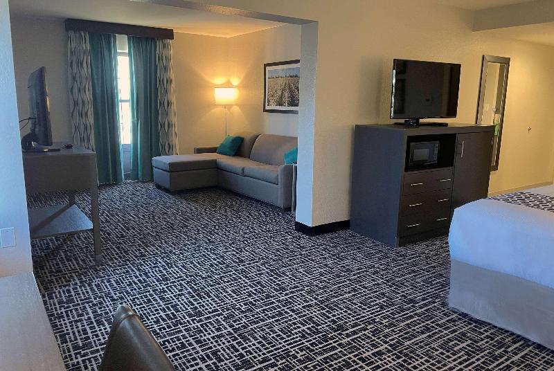 La Quinta Inn & Suites By Wyndham Jonesboro image