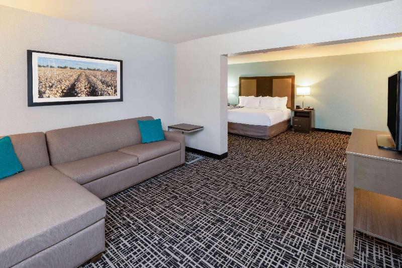 La Quinta Inn & Suites By Wyndham Jonesboro image