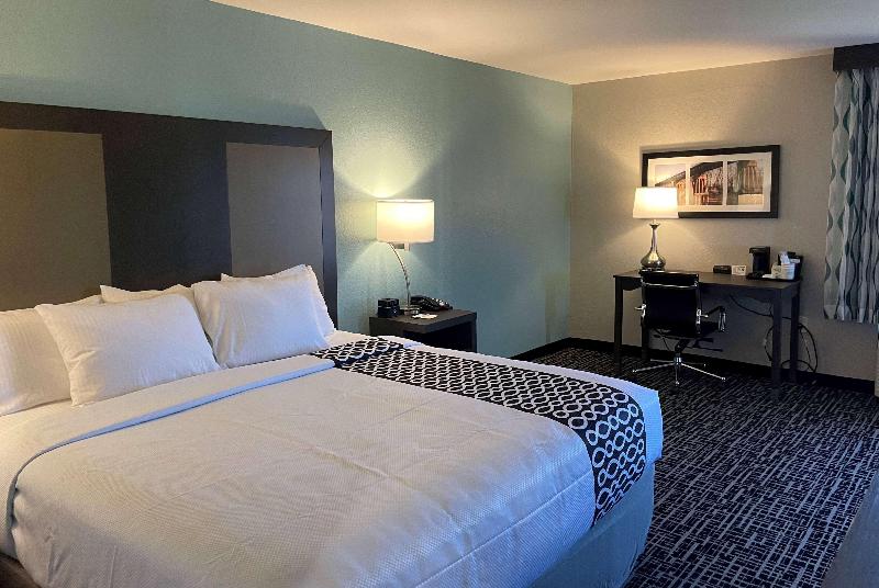 La Quinta Inn & Suites By Wyndham Jonesboro image