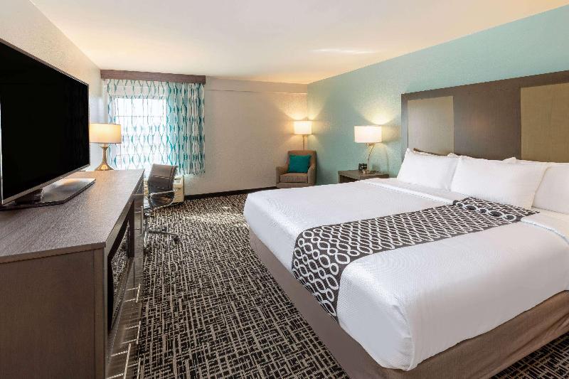 La Quinta Inn & Suites By Wyndham Jonesboro image