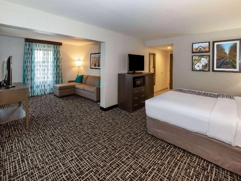 La Quinta Inn & Suites By Wyndham Jonesboro image