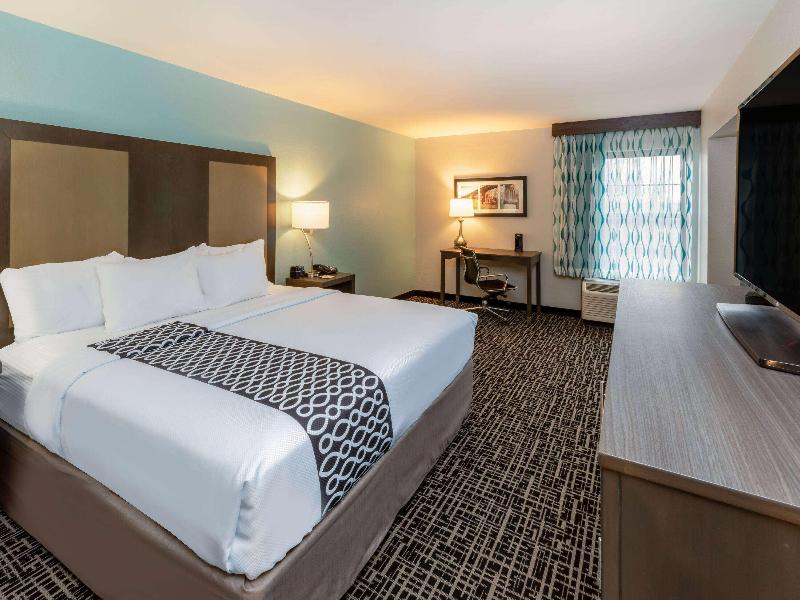 La Quinta Inn & Suites By Wyndham Jonesboro image