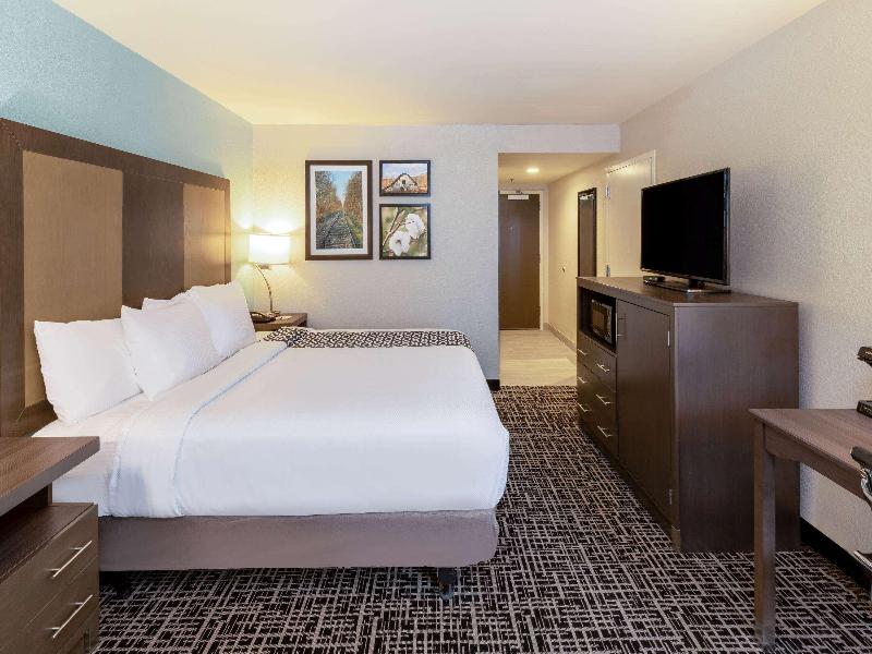 La Quinta Inn & Suites By Wyndham Jonesboro image