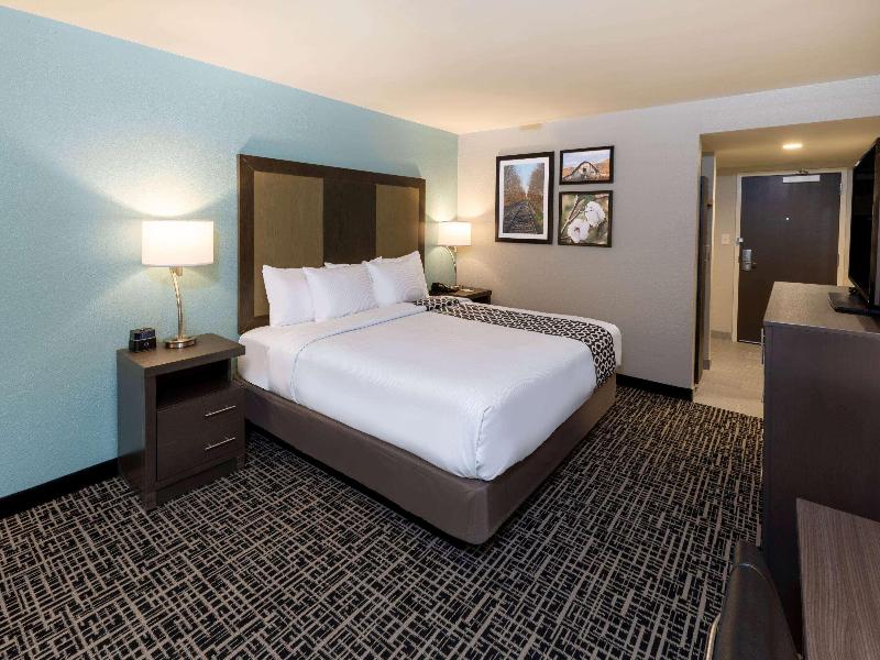 La Quinta Inn & Suites By Wyndham Jonesboro image