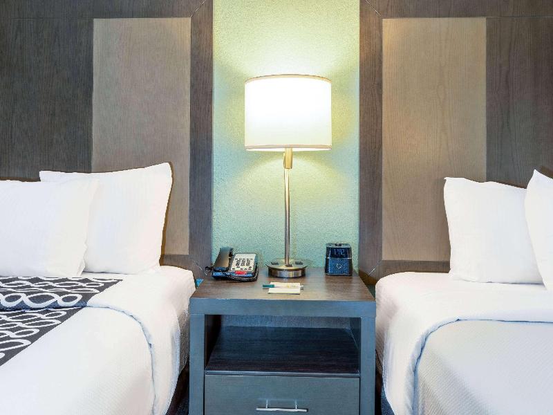 La Quinta Inn & Suites By Wyndham Jonesboro image