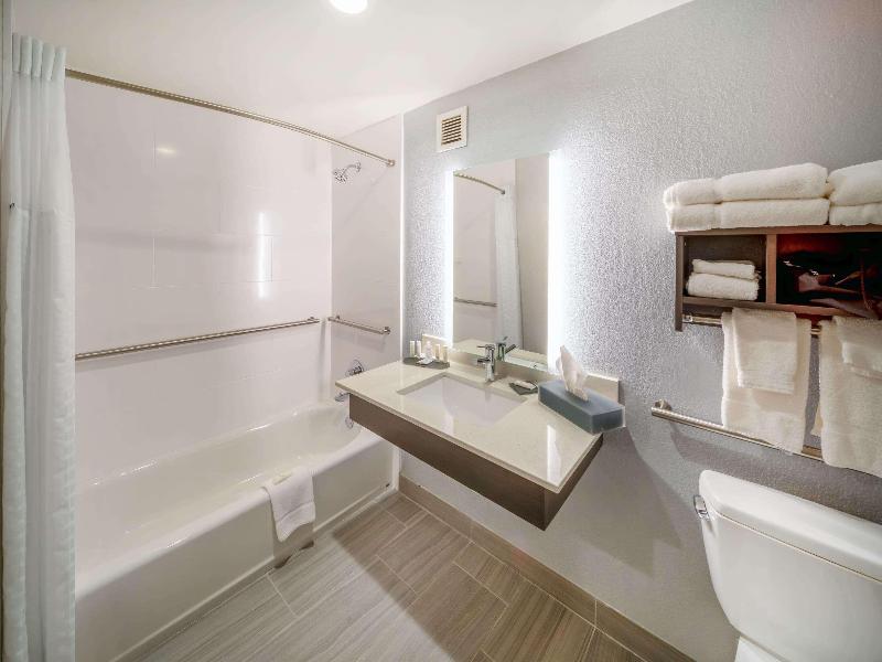 La Quinta Inn & Suites By Wyndham Jonesboro image