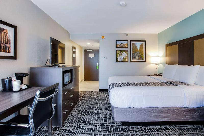 La Quinta Inn & Suites By Wyndham Jonesboro image
