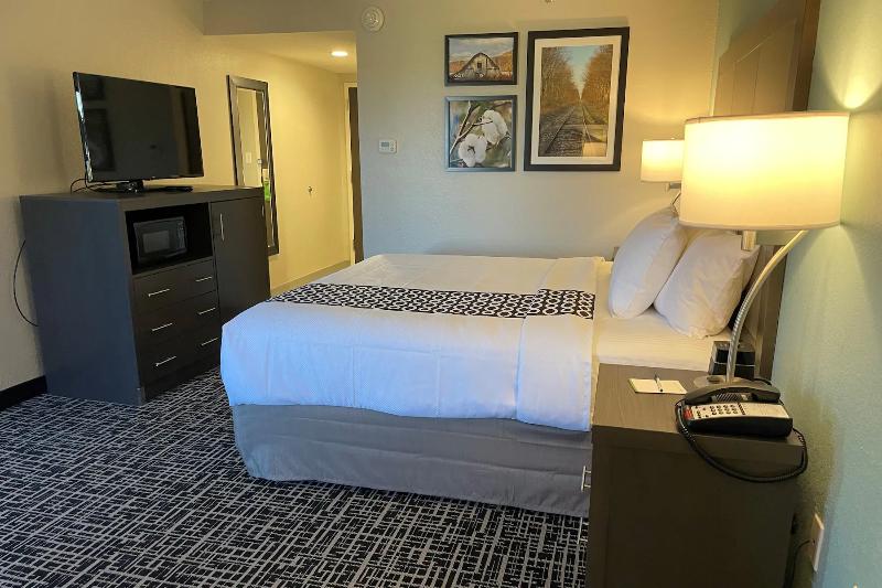 La Quinta Inn & Suites By Wyndham Jonesboro image