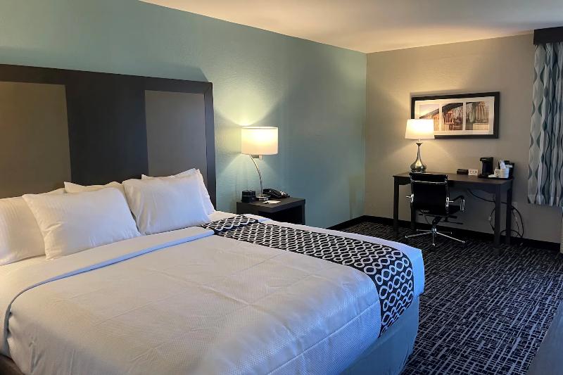 La Quinta Inn & Suites By Wyndham Jonesboro image