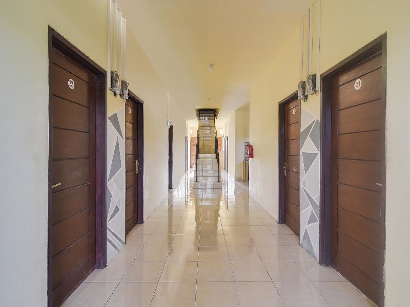 Oyo 91755 Priska Kost Dan Homestay