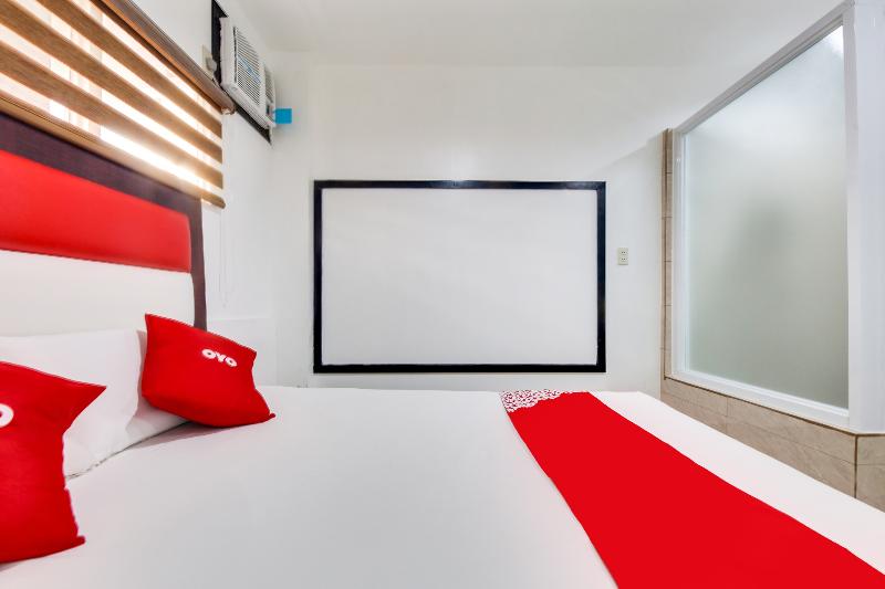 895 Golden Majestic Pension Inn