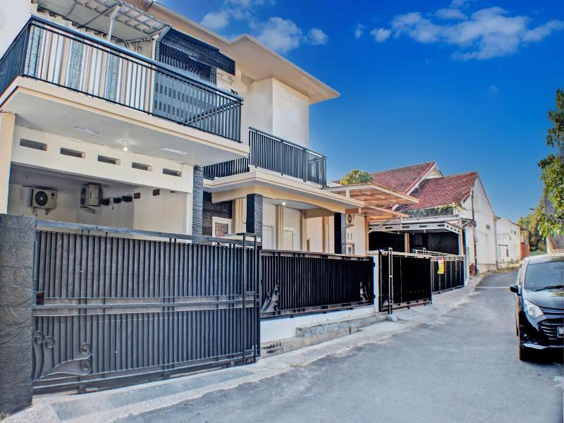 Spot On 91504 De Vila Ungu Syariah — exterior view