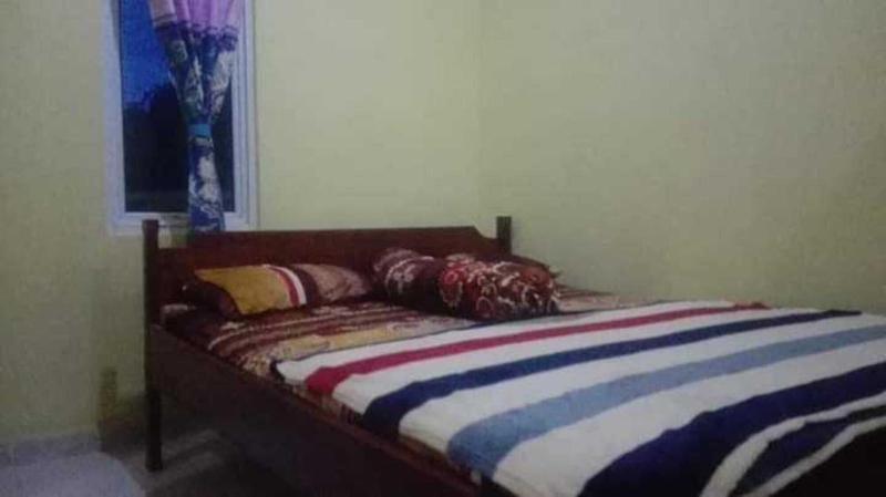 Express O 91371 Wisma Nadira image