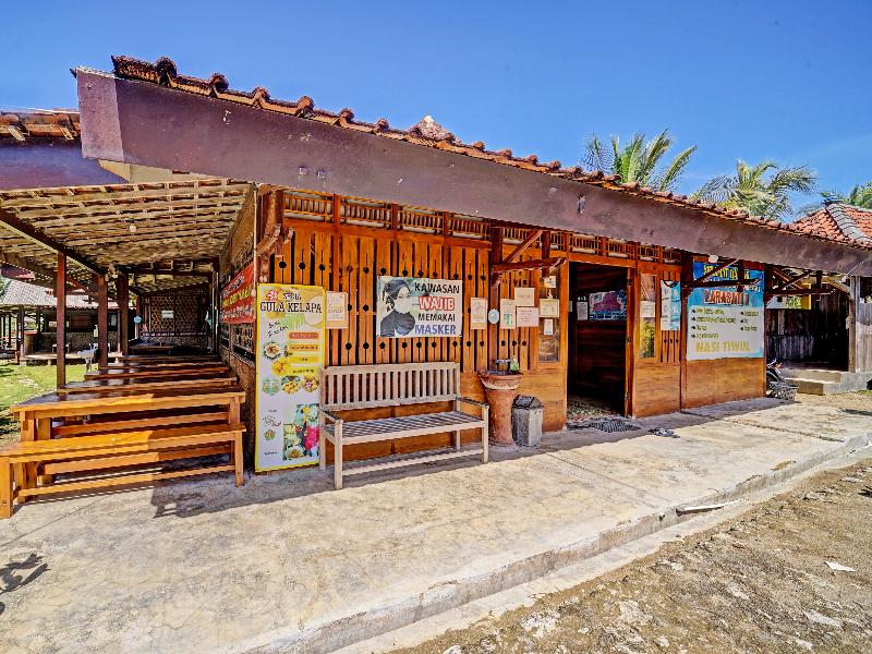 Oyo 91201 Larasati Homestay Pantai Klayar 2