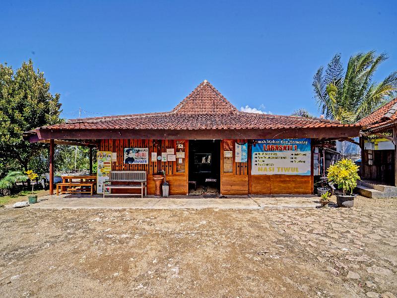 Oyo 91201 Larasati Homestay Pantai Klayar 3