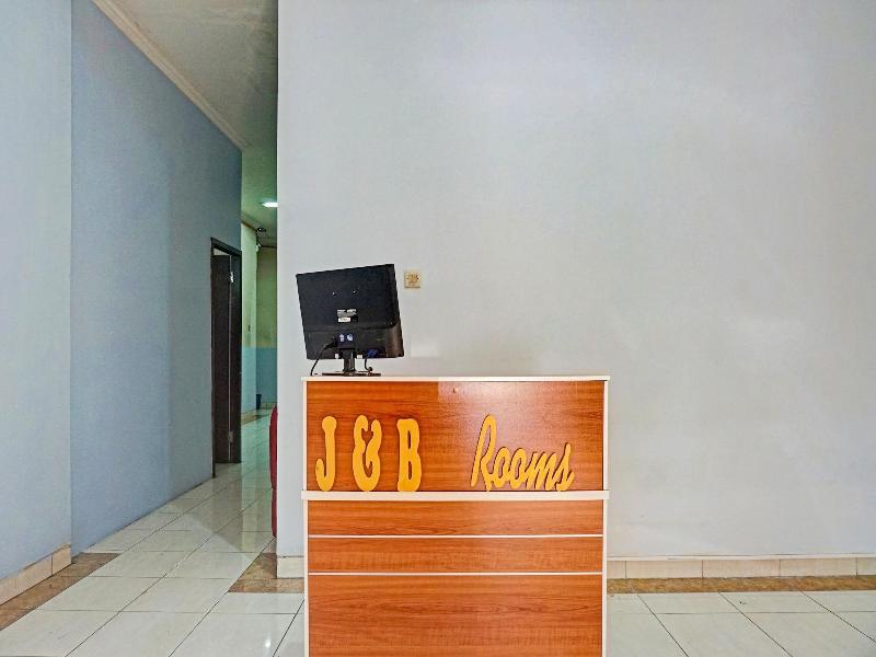 Super OYO 91535 J&b Rooms Tomang image