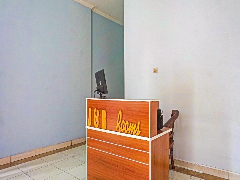 Super OYO 91535 J&b Rooms Tomang image