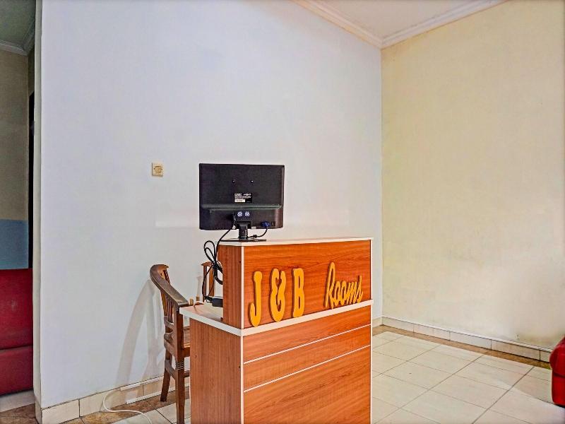 Super OYO 91535 J&b Rooms Tomang image