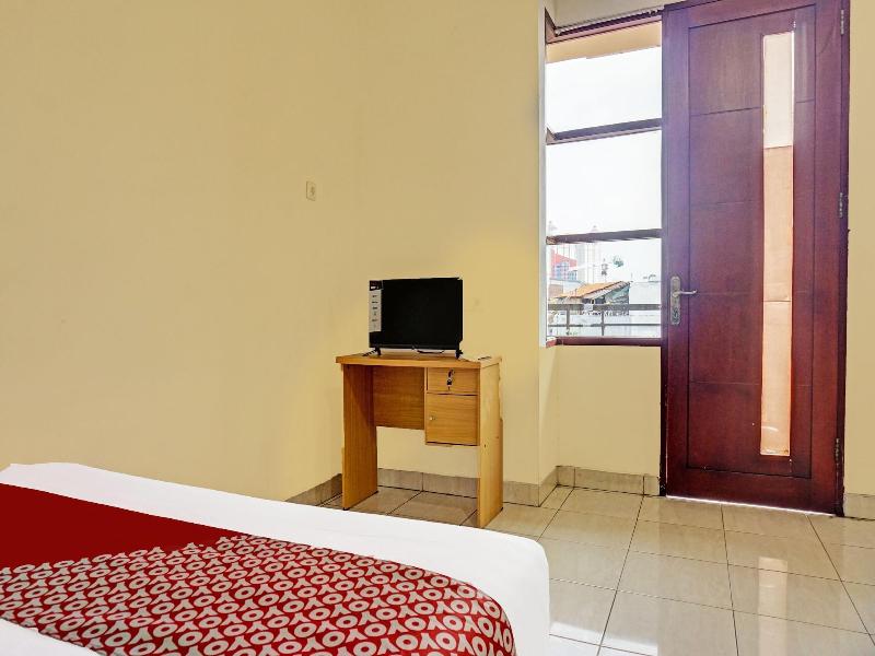 Super OYO 91535 J&b Rooms Tomang image