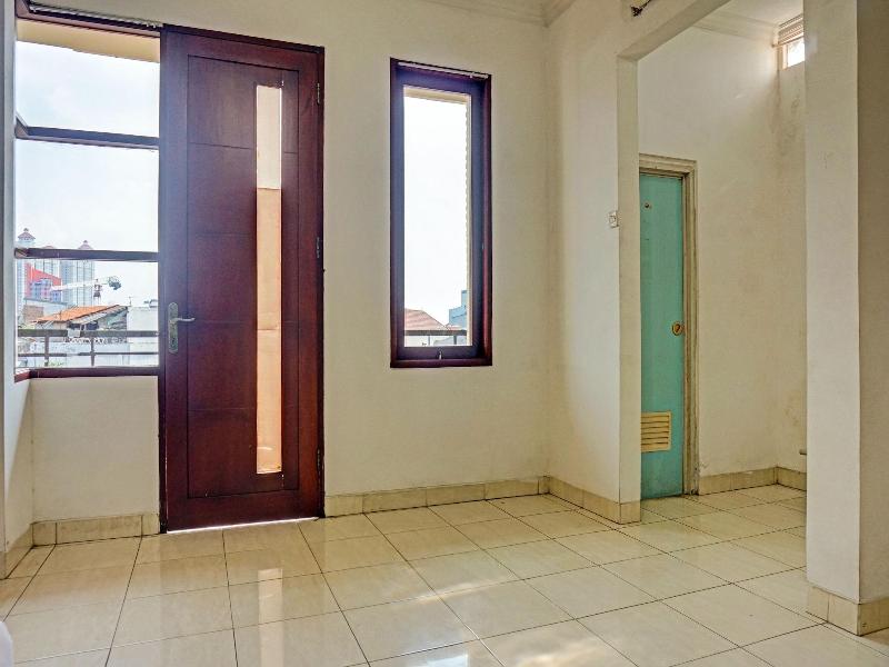 Super OYO 91535 J&b Rooms Tomang image