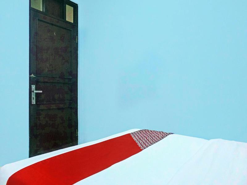 Super OYO 91535 J&b Rooms Tomang image